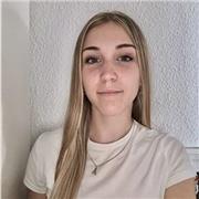 Estudiantes con ganas de enseñar sus conocimientos a los mas peques.